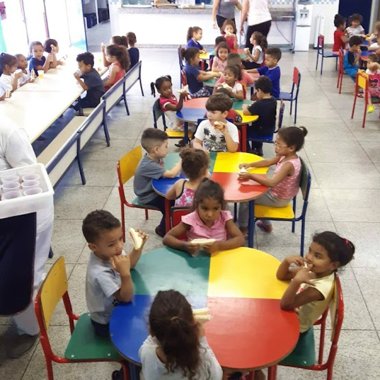 Hora do lanche, durante realização de oficina do Arte Mirim SP em 2019.