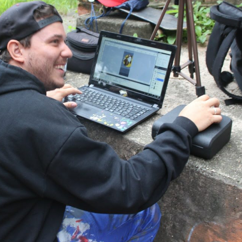 Marcos (GAGO) finalizando a arte da tarceira empena do MAR no local do mural . 2018