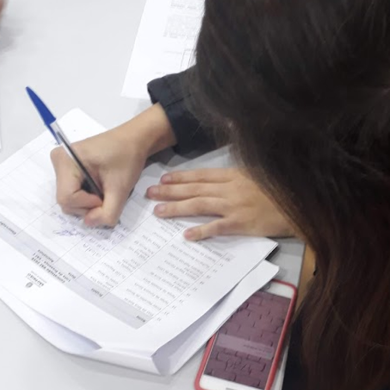 Géssika realziando assinatura de documentação na SMC, relativamente ao VAI 2019