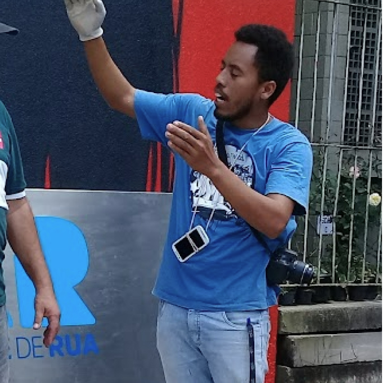 Héu dando orientação sobre o devido posicionamento da placa símbolica do MAR 2018, anexado à obra realizada.